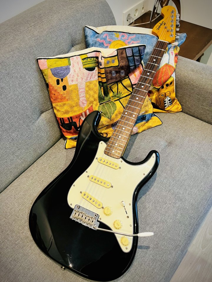Partscaster cuerpo Squier hardware & electrónica Fender pala Reverse de segunda mano · Foto 2 de 8 · Sevilla