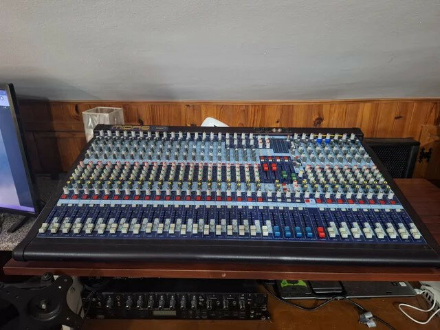 Mesa de Mezcla MIDAS VENICE 320 + FLIGHT CASE