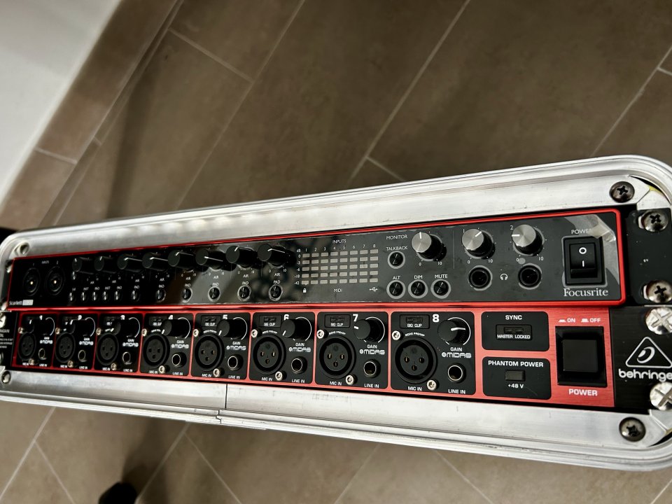Pack Focusrite Scarlett 18i20 3er+ ADA8200 + Rack
