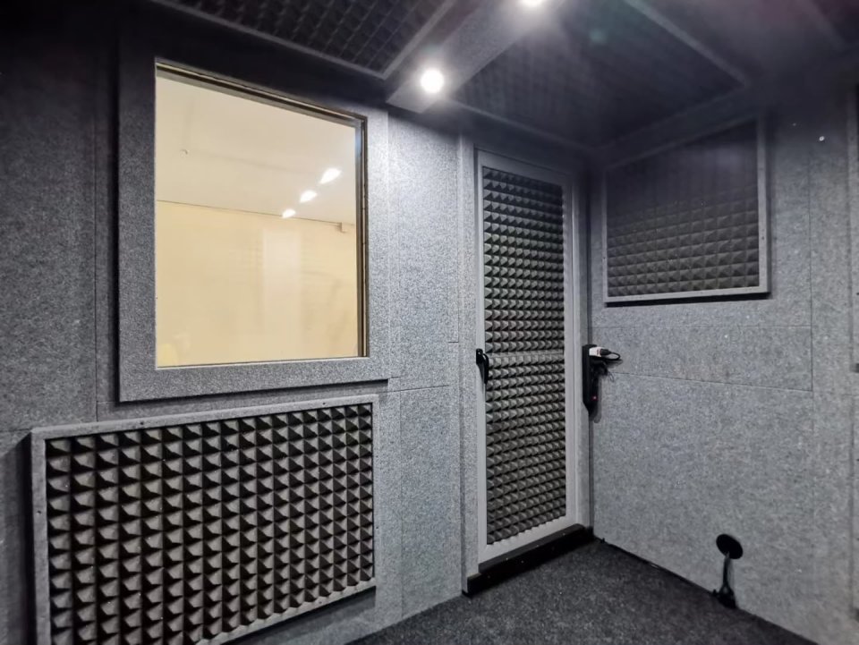 Vendo DEMVOX DV416 – Cabina insonorizada profesional – Barcelona de segunda mano · Foto 2 de 2 · Barcelona · 6500 €