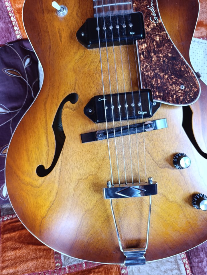 Guitarra Godin 5th Avenue Kingpin II de segunda mano · Foto 9 de 9 · Granada · 700 €