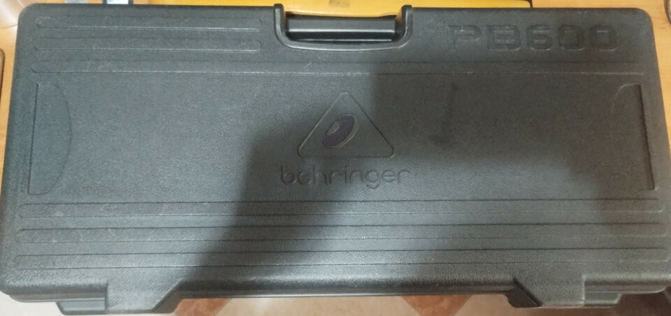 Pedalera Behringer + lote de pedales