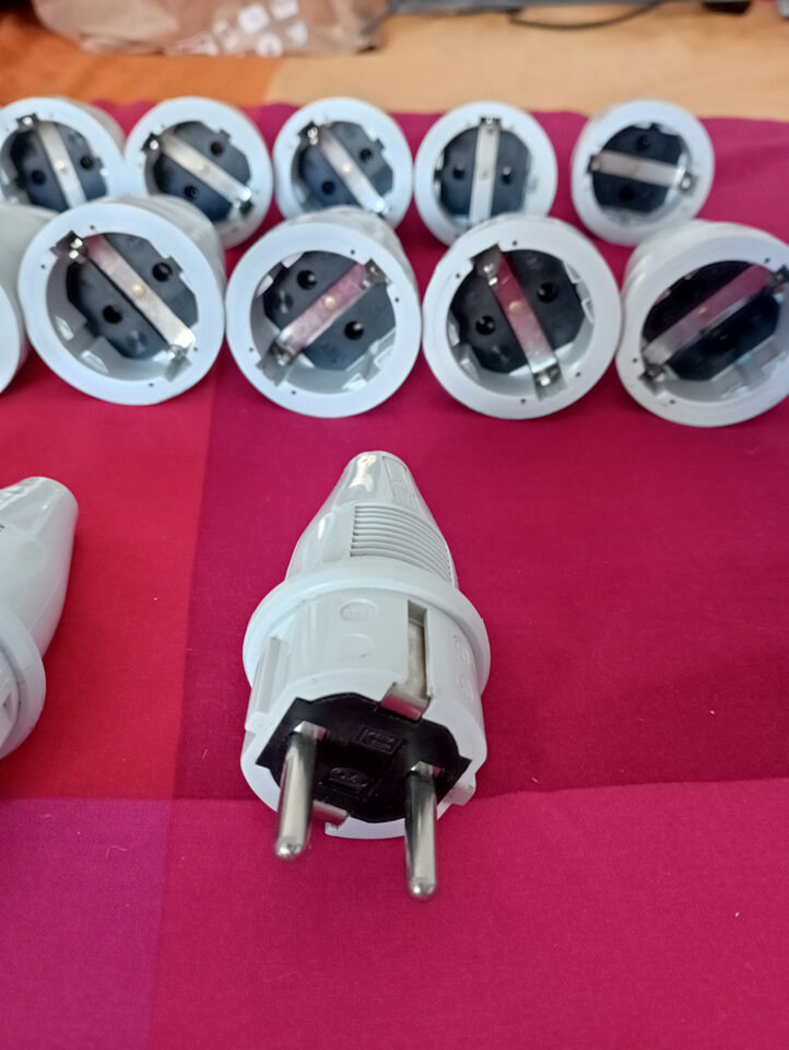 9 Clavijas eléctricas macho