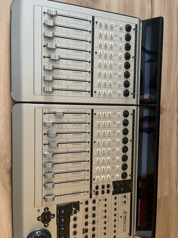 Mackie Mcu Pro xt + extender de segunda mano · Alicante · 300 €