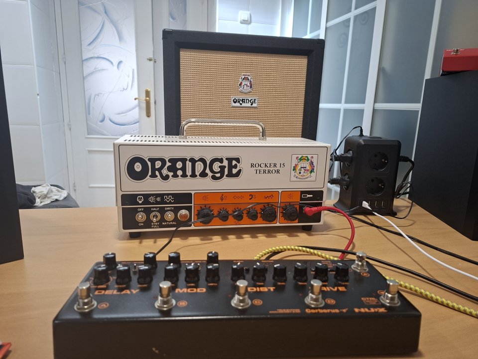Orange Rocker 15 Terror + Pantalla Orange ppc 112 (negra) + Nux Cerberus + BOSS RC500 de segunda mano · Foto 1 de 5 · Alicante · 1200 €
