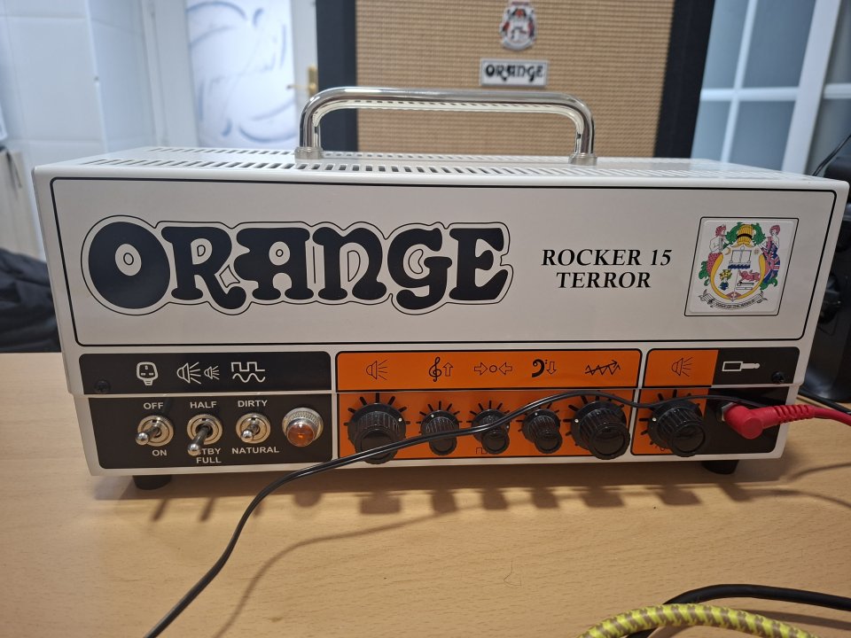 Orange Rocker 15 Terror + Pantalla Orange ppc 112 (negra) + Nux Cerberus + BOSS RC500 de segunda mano · Foto 2 de 5 · Alicante · 1200 €