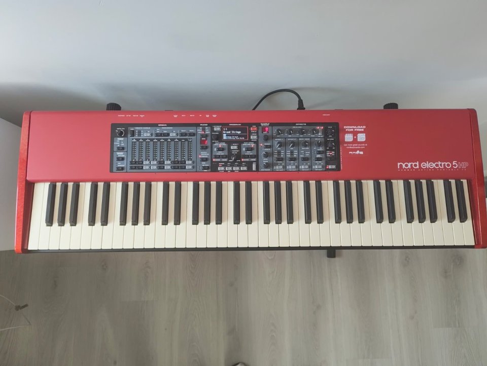 Vendo Nord Electro 5HP (73 teclas) + Funda transporte con ruedas