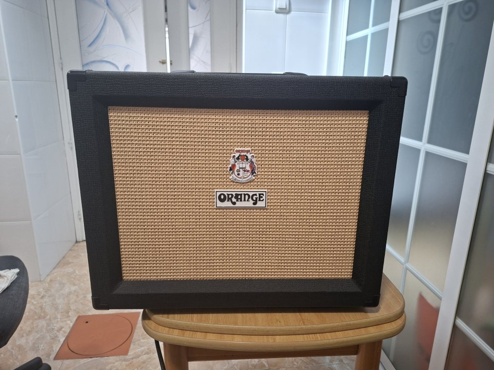 Orange Rocker 15 Terror + Pantalla Orange ppc 112 (negra) + Nux Cerberus + BOSS RC500 de segunda mano · Foto 3 de 5 · Alicante · 1200 €