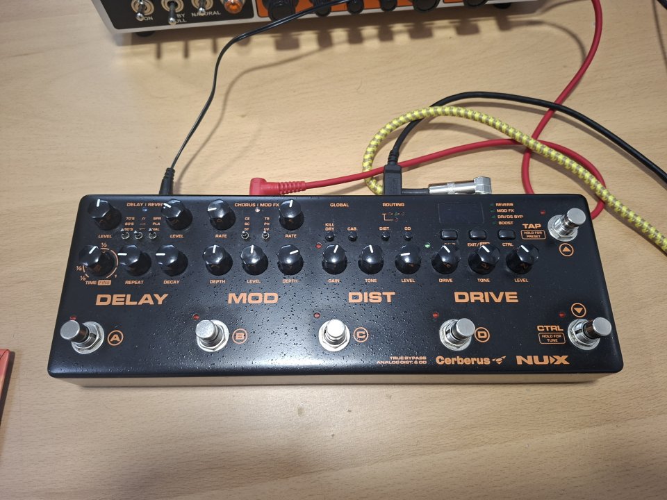 Orange Rocker 15 Terror + Pantalla Orange ppc 112 (negra) + Nux Cerberus + BOSS RC500 de segunda mano · Foto 4 de 5 · Alicante · 1200 €