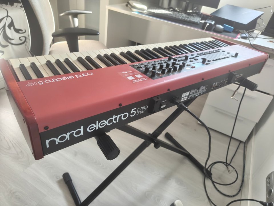 Vendo Nord Electro 5HP (73 teclas) + Funda transporte con ruedas