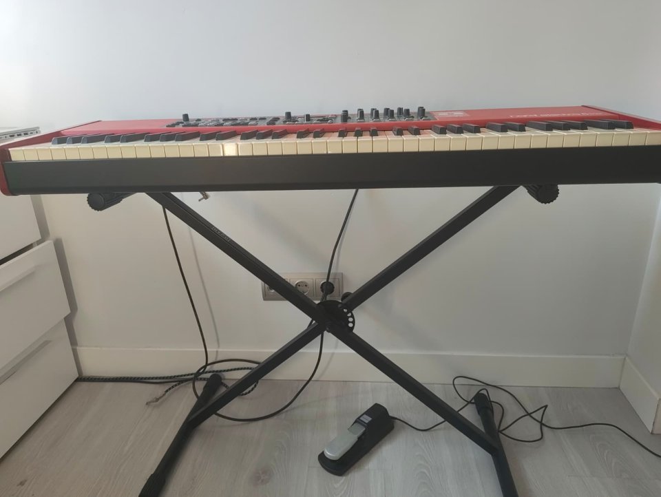 Vendo Nord Electro 5HP (73 teclas) + Funda transporte con ruedas