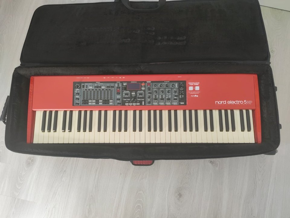 Vendo Nord Electro 5HP (73 teclas) + Funda transporte con ruedas