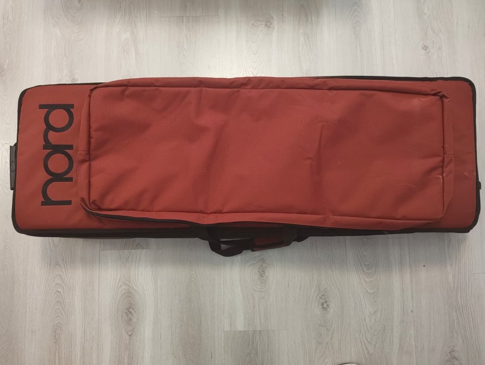 Vendo Nord Electro 5HP (73 teclas) + Funda transporte con ruedas
