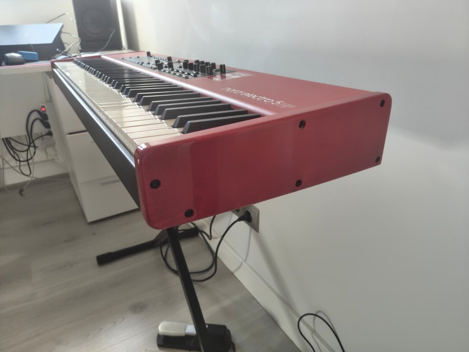 Vendo Nord Electro 5HP (73 teclas) + Funda transporte con ruedas