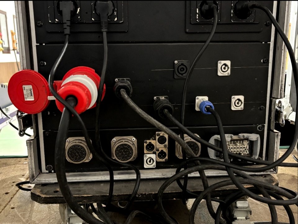 Equipo de sonido completo para directos de segunda mano · Foto 7 de 10 · Granada · 5000 €
