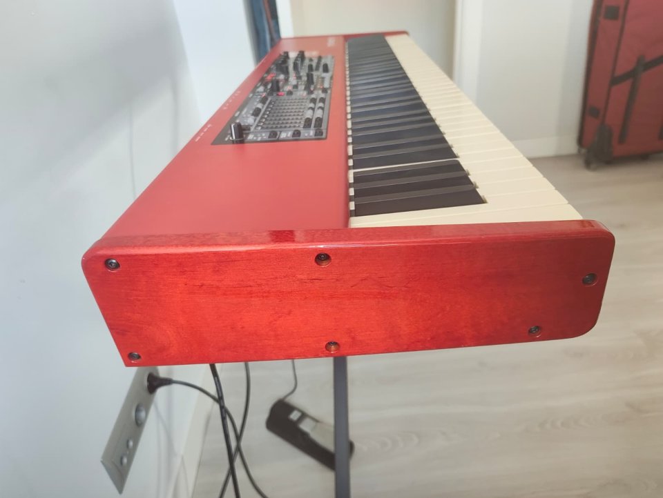 Vendo Nord Electro 5HP (73 teclas) + Funda transporte con ruedas