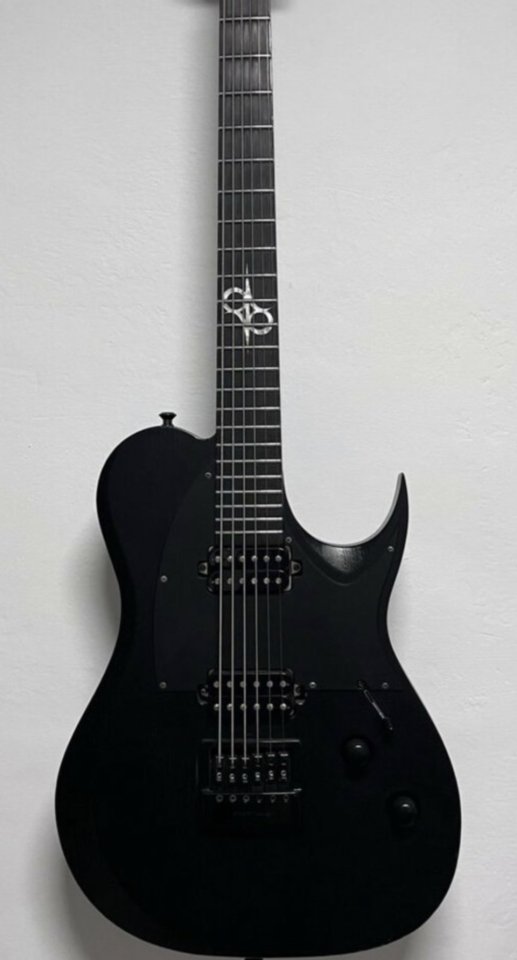 Guitarra Solar con Evertune y pastillas Bare Knuckle
