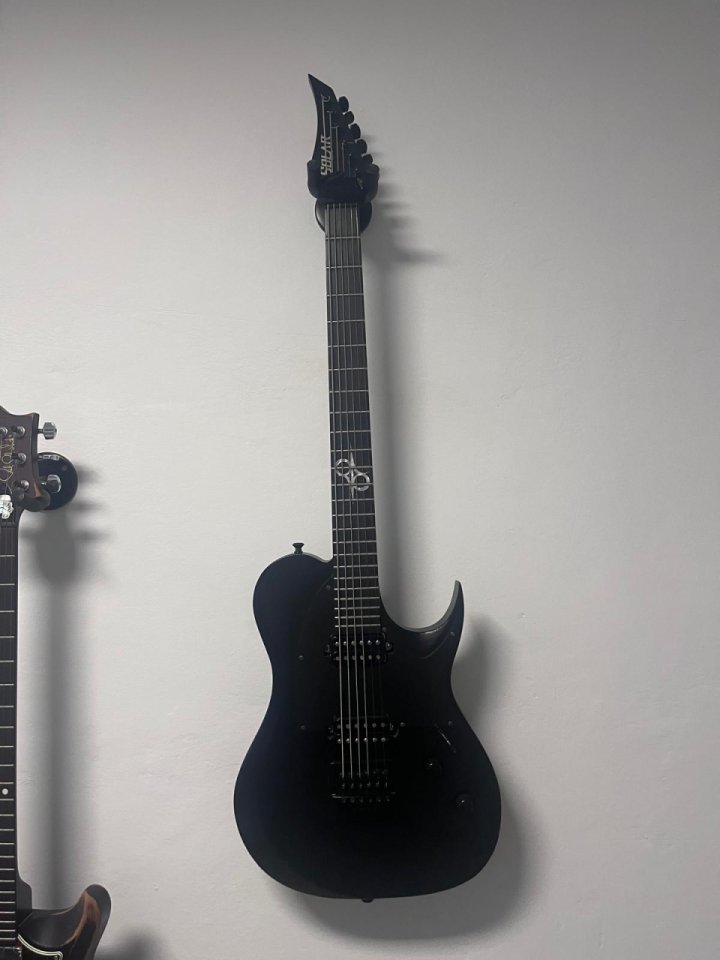 Guitarra Solar con Evertune y pastillas Bare Knuckle