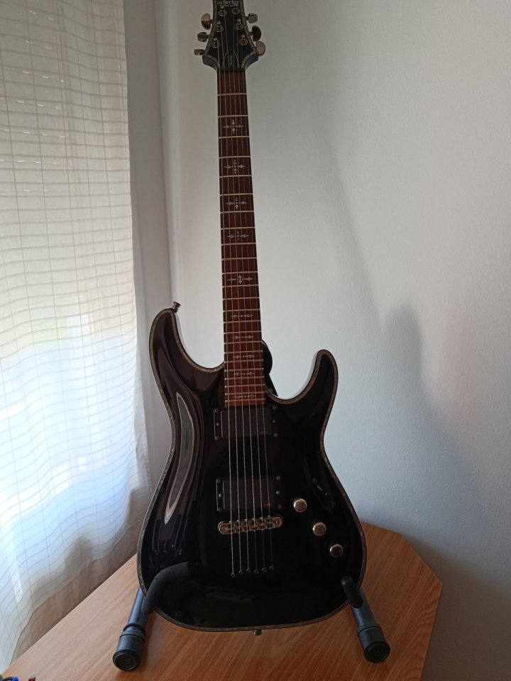 Guitarra eléctrica Schecter Hellraiser C-1 de segunda mano · Foto 1 de 4 · Barcelona · 680 €