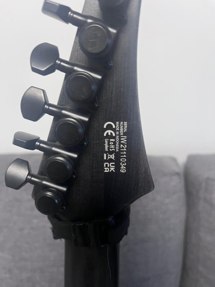 Guitarra Solar con Evertune y pastillas Bare Knuckle