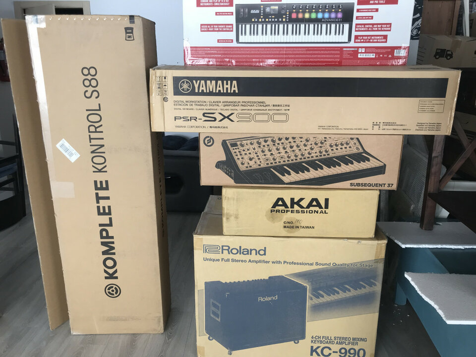 Embalajes originales de teclados y mesas mezclas