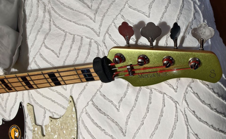 Sire Marcus Miller V7 Swamp Ash SG MUY MEJORADO