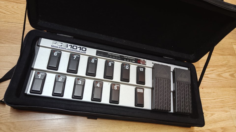 Controlador midi Behringer FCB1010