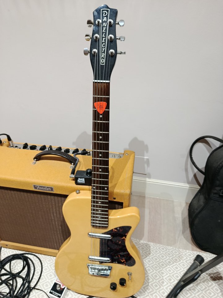 Danelectro U2 Reissue. Impecable