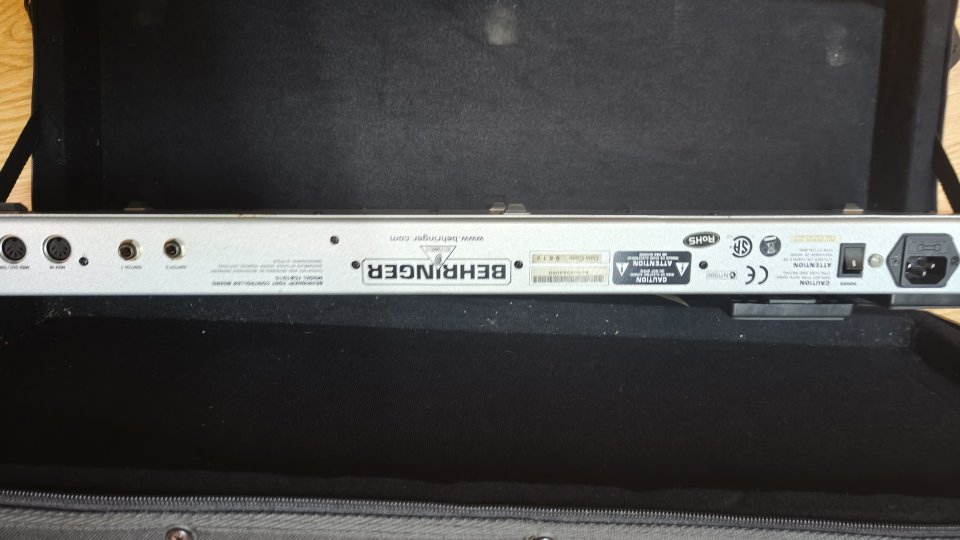 /cambio Controlador midi Behringer FCB1010