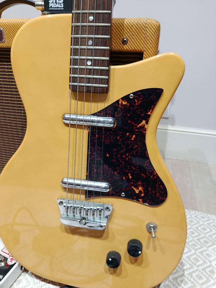 Danelectro U2 Reissue. Impecable