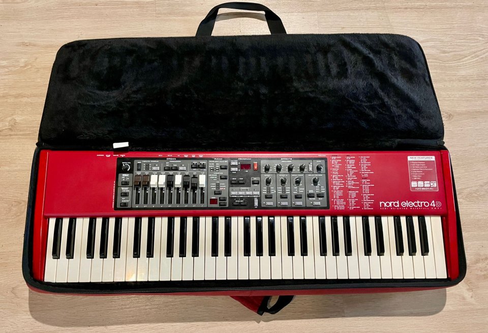 Nord Electro 4D 61 con funda de segunda mano · Foto 1 de 7 · Barcelona · 940 €