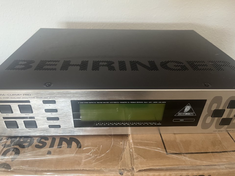 Behringuer Ultra Curve 8024