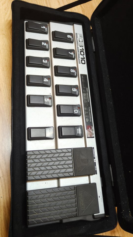 /cambio Controlador midi Behringer FCB1010