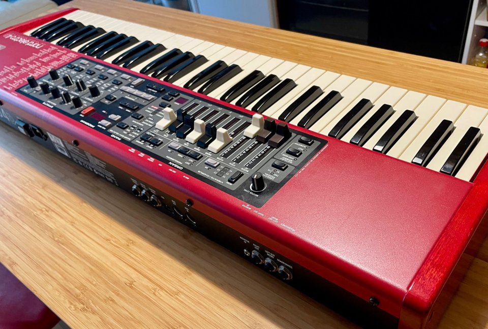 Nord Electro 4D 61 con funda de segunda mano · Foto 4 de 7 · Barcelona · 940 €