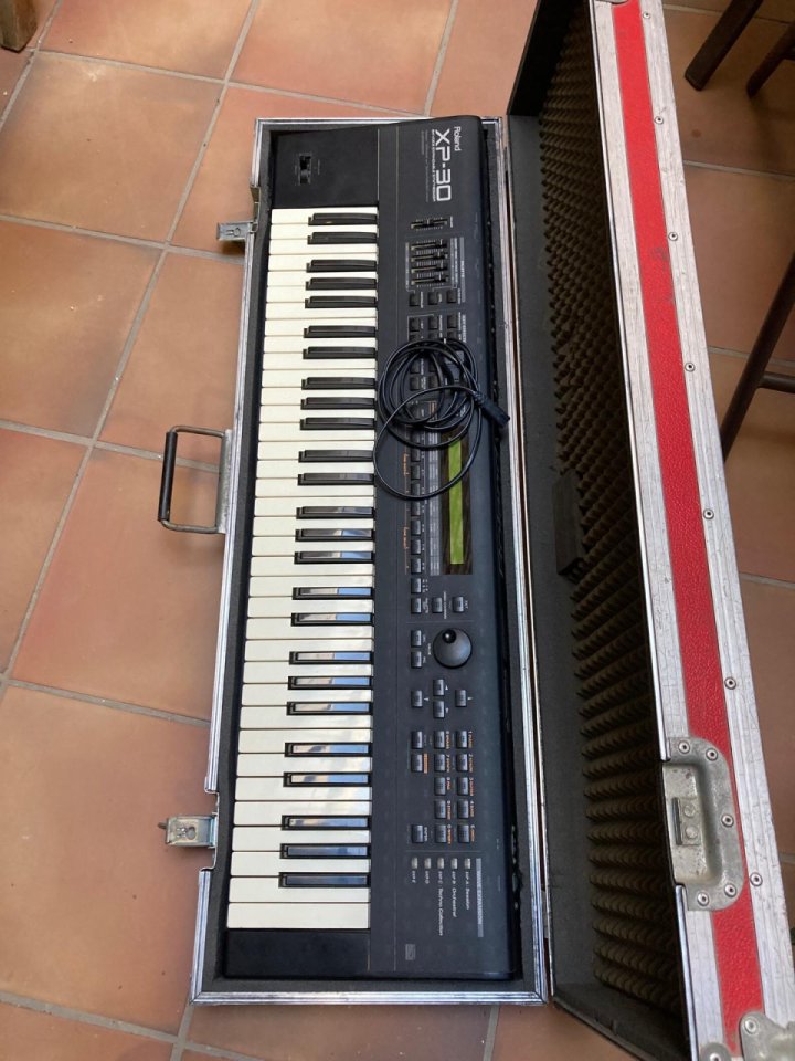 Sintetizador Roland XP30 de segunda mano · Foto 1 de 2 · Jaén · 600 €