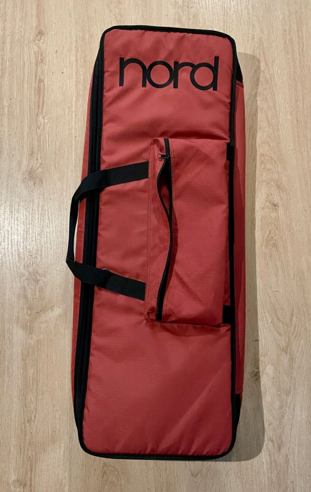 Nord Electro 4D 61 con funda de segunda mano · Foto 6 de 7 · Barcelona · 940 €