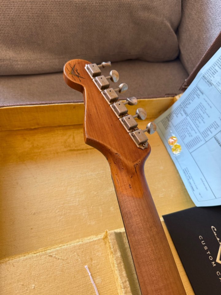 Fender 1960 Stratocaster Roasted Super Heavy Relic Limited Edition 2024 - Black over 2T sunburst Ron Ellis Pickups de segunda mano · Foto 9 de 9 · Madrid · 4650 €