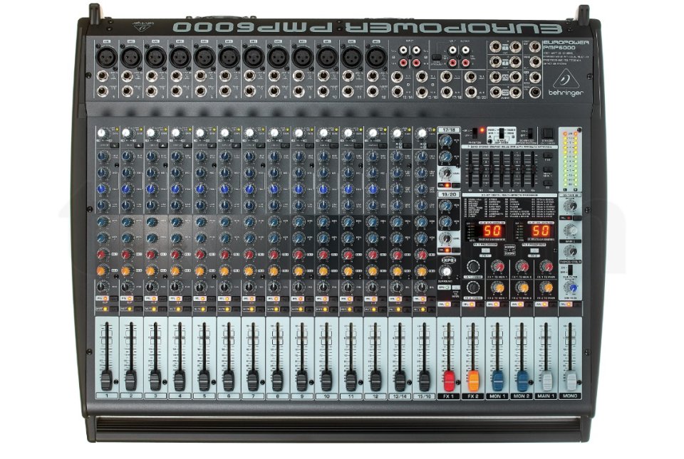 Equipo de Sonido Completo PA 1600W + Mesa con Flight Case + Extras de segunda mano · Foto 3 de 10 · Bizkaia · 1100 €