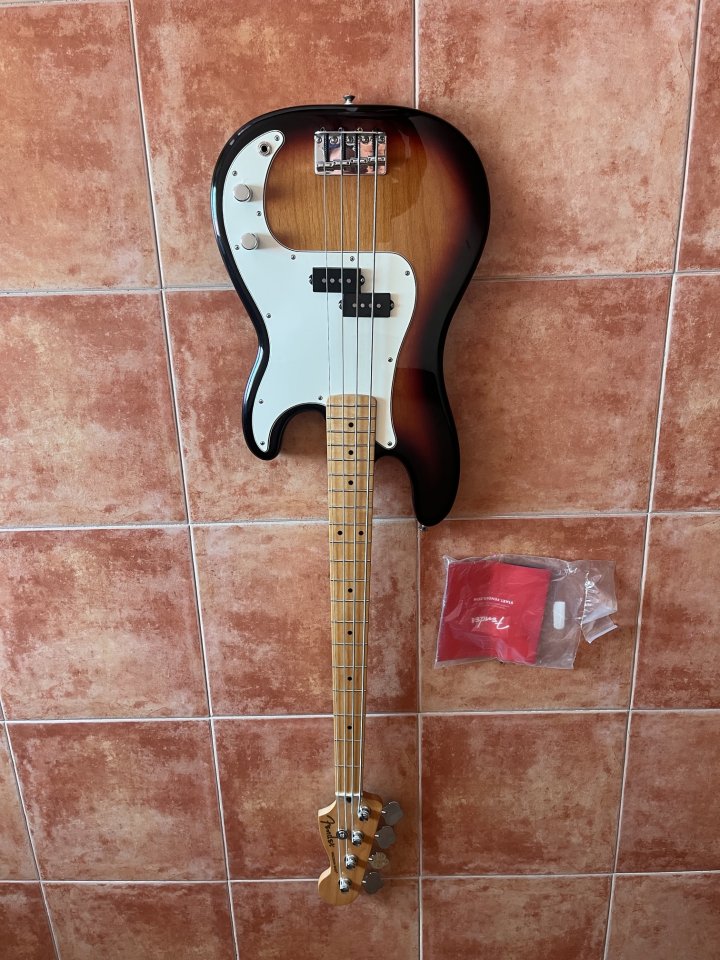 Fender Precision Bass®, diapasón de arce, acabado Sunburst de 3 colores. de segunda mano · Foto 1 de 7 · Madrid · 699 €