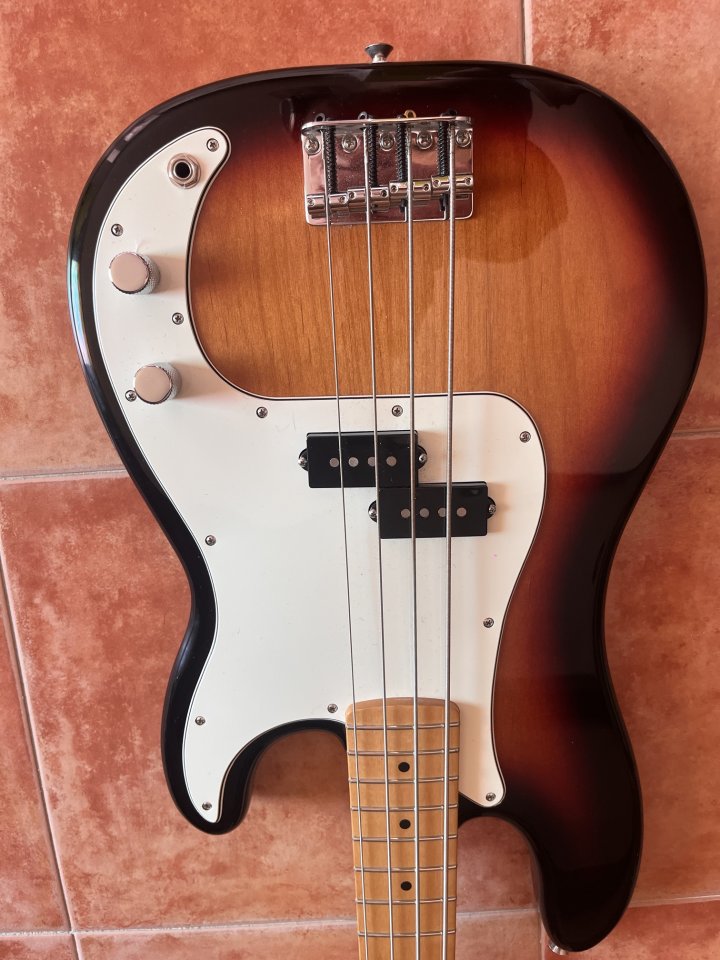 Fender Precision Bass®, diapasón de arce, acabado Sunburst de 3 colores. de segunda mano · Foto 2 de 7 · Madrid · 699 €