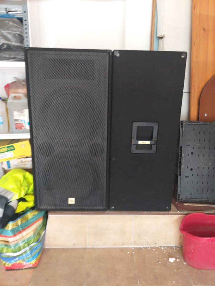 Equipo de Sonido Completo PA 1600W + Mesa con Flight Case + Extras de segunda mano · Foto 5 de 10 · Bizkaia · 1100 €
