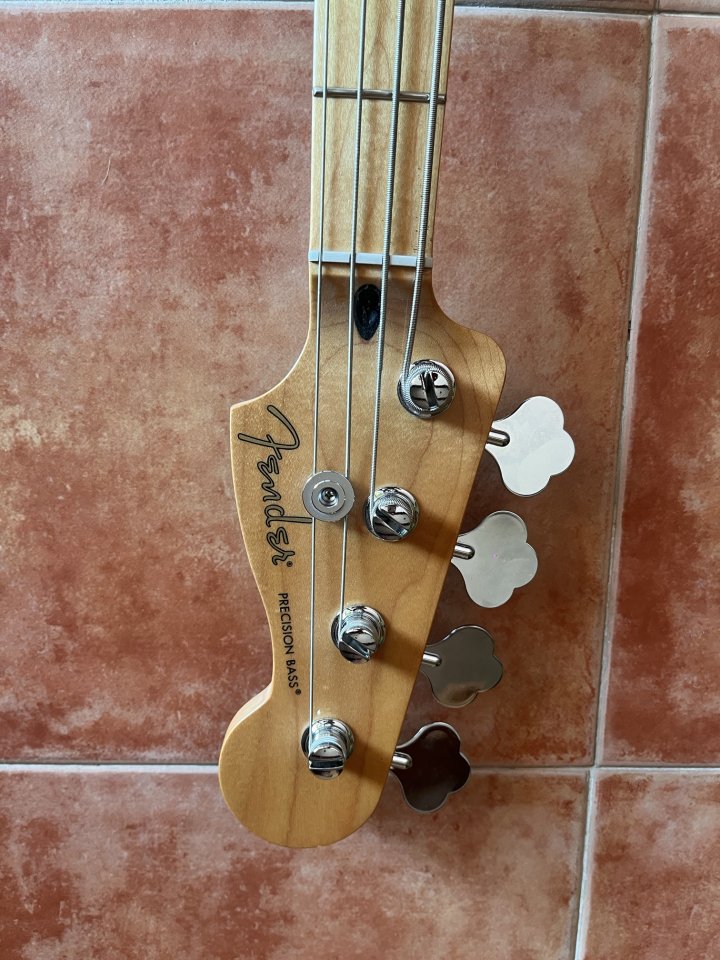 Fender Precision Bass®, diapasón de arce, acabado Sunburst de 3 colores. de segunda mano · Foto 3 de 7 · Madrid · 699 €