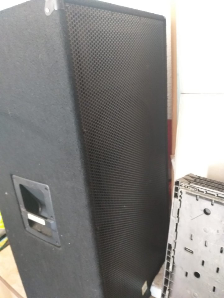 Equipo de Sonido Completo PA 1600W + Mesa con Flight Case + Extras de segunda mano · Foto 6 de 10 · Bizkaia · 1100 €