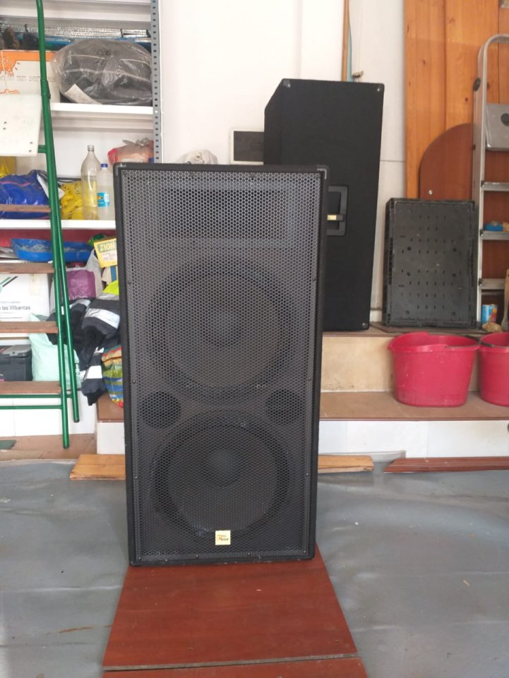 Equipo de Sonido Completo PA 1600W + Mesa con Flight Case + Extras de segunda mano · Foto 7 de 10 · Bizkaia · 1100 €