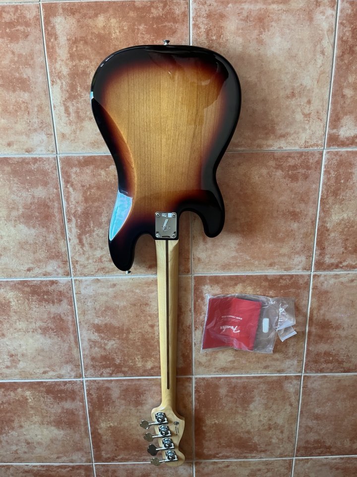 Fender Precision Bass®, diapasón de arce, acabado Sunburst de 3 colores. de segunda mano · Foto 5 de 7 · Madrid · 699 €