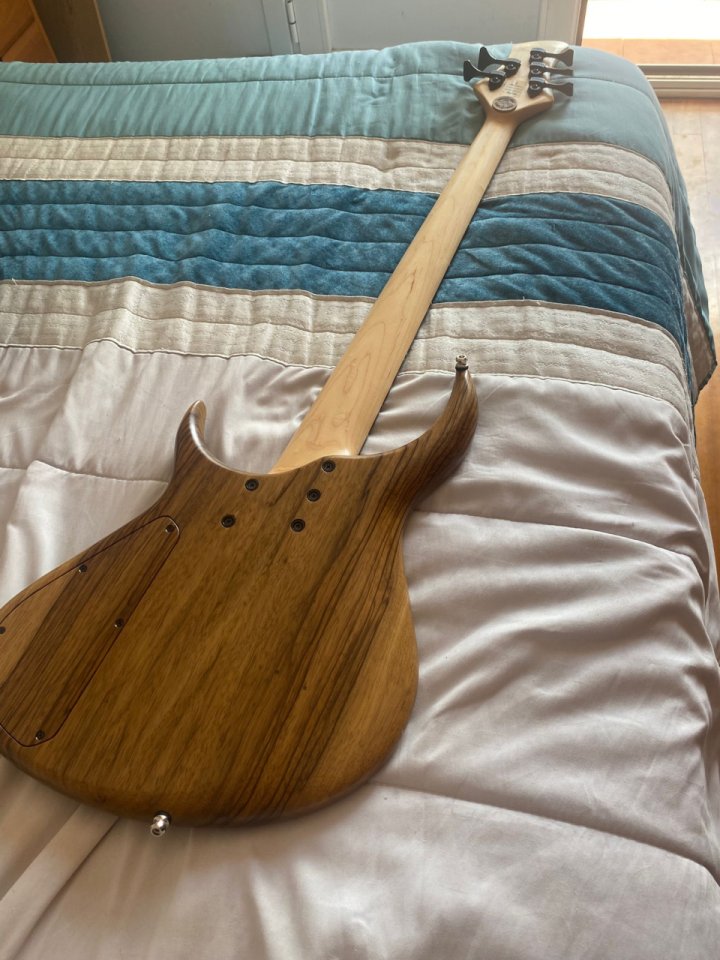 Bajo 5 cuerdas activo Meridian con funda original de segunda mano · Foto 5 de 7 · Cantabria · 3800 €