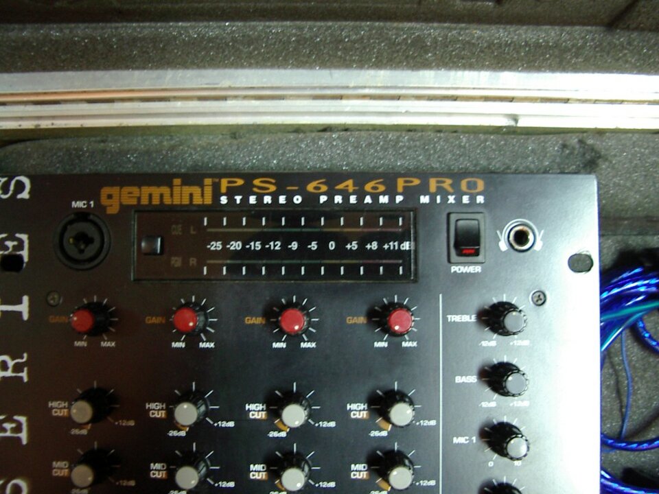 Equipo de DJ (Mesa GEMINI y lectores BST)