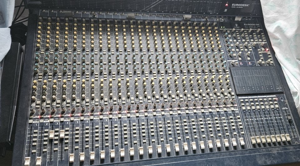 Mesa 24 ch. Behringer MX-8000