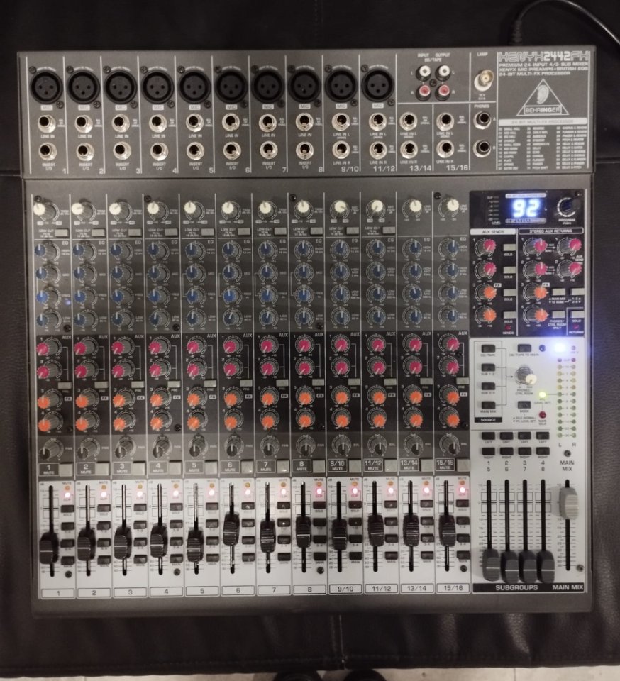 Mesa Behringer 2442 fx de segunda mano · Foto 1 de 2 · Málaga · 90 €