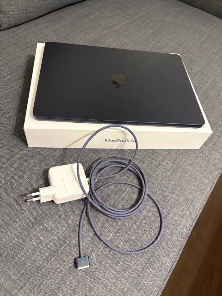 Apple MacBook Air M2 16GB 512GB 10 Cores GPU de segunda mano · Foto 1 de 5 · Valladolid · 740 €
